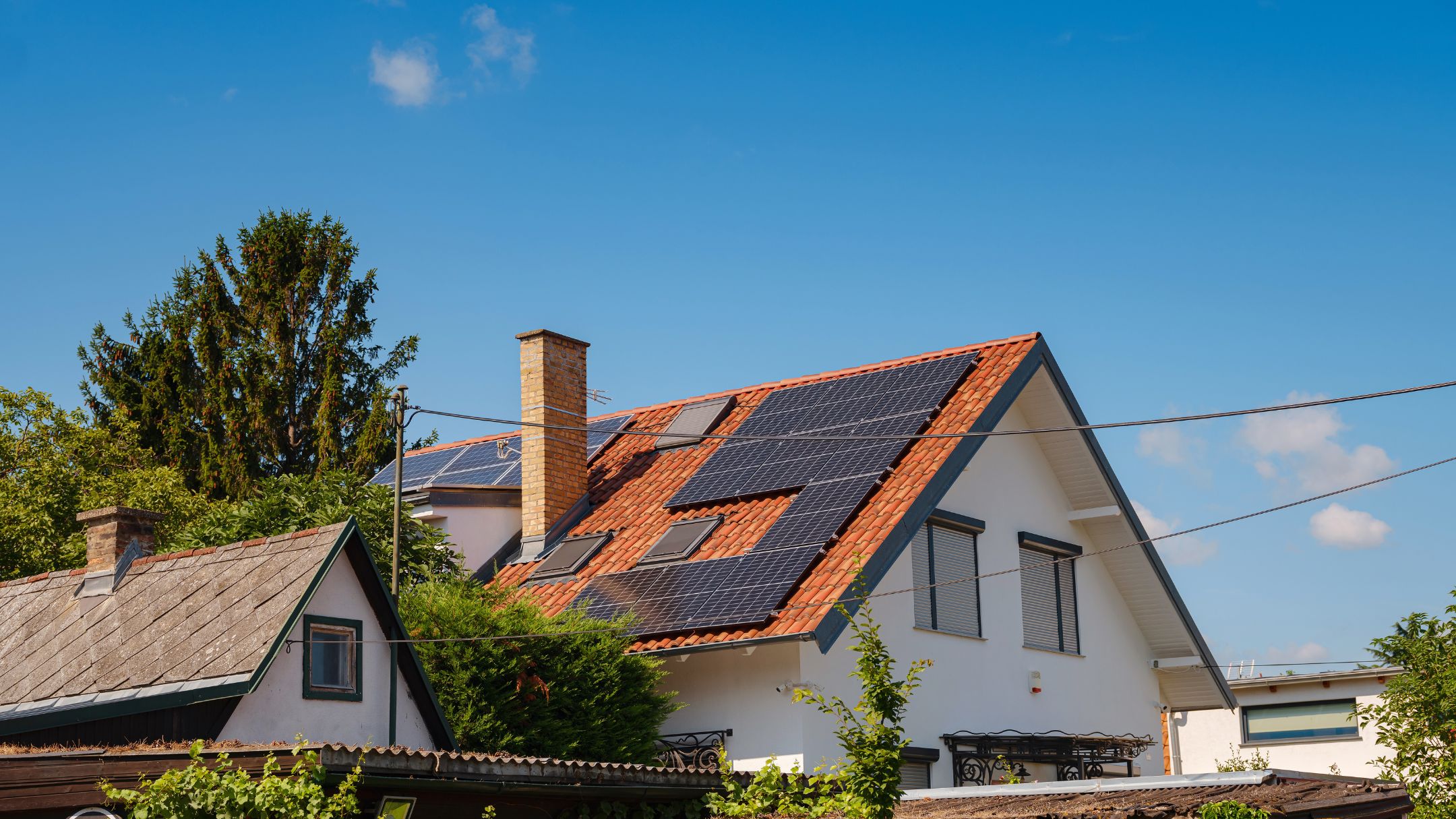 Casa con paneles solares y batería
