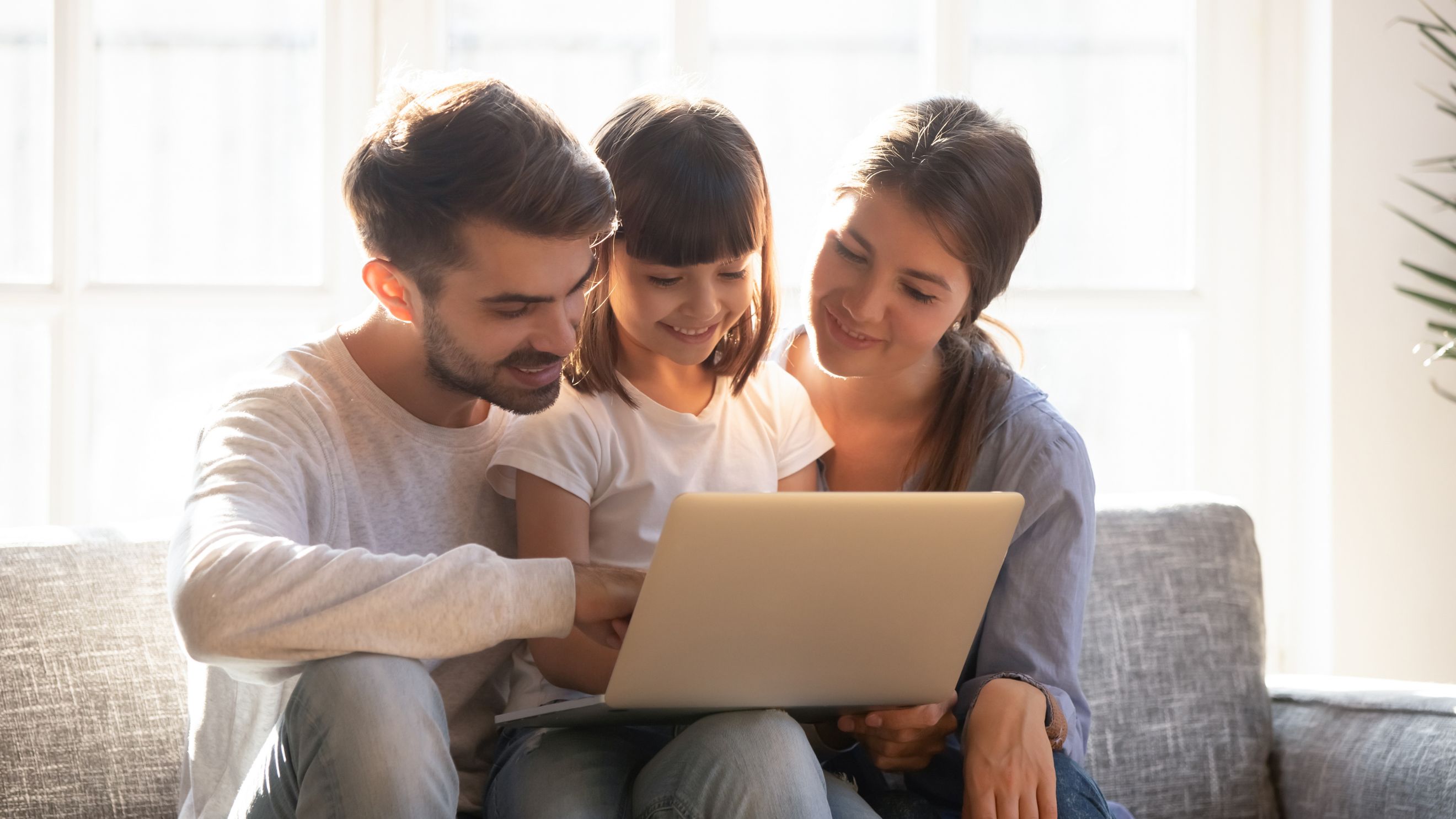 Familia explorando opciones solares